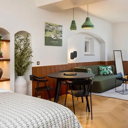 Deluxe Socialist Chic Flavor Appartement