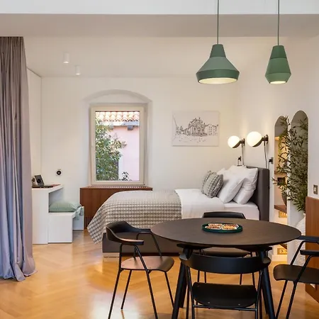 Deluxe Socialist Chic Flavor Appartement