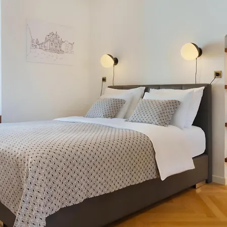 Deluxe Socialist Chic Flavor Appartement